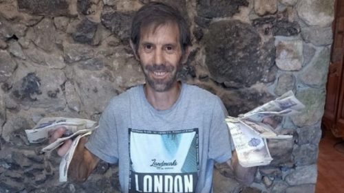 Il découvre 48 000 euros dans les murs de la maison qu'il vient d'acheter