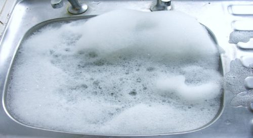12 astuces super efficaces pour déboucher un évier