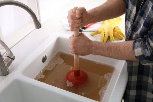 Déboucher un évier 12 astuces très efficaces à connaître