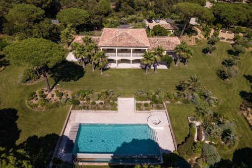 Eddy Mitchell et sa maison de Saint-Tropez entièrement détruite