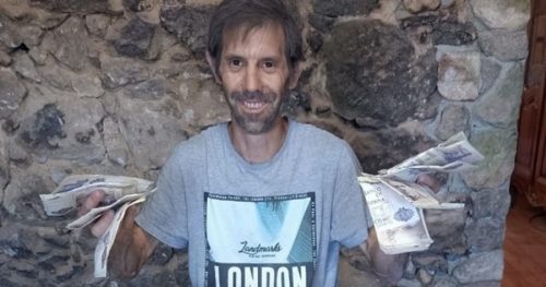 Il découvre 48 000 euros cachés dans les murs de sa maison