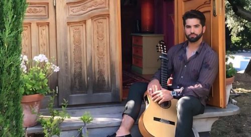 Kendji Girac nous invite à découvrir l'intérieur de sa caravane