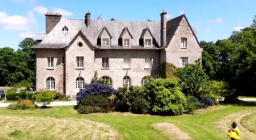 Lucie Lucas et son château en Bretagne