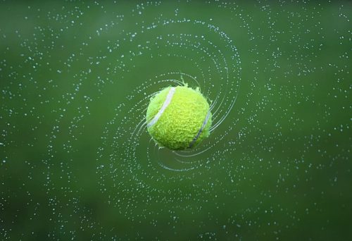astuce de la balle de tennis pour l’entretien de votre piscine