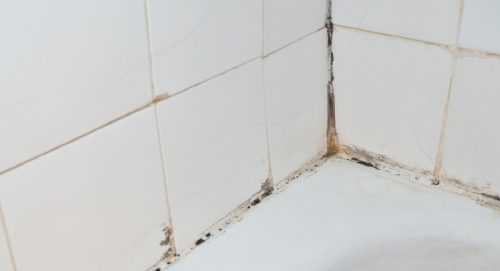 Comment nettoyer efficacement un joint de salle de bains jauni