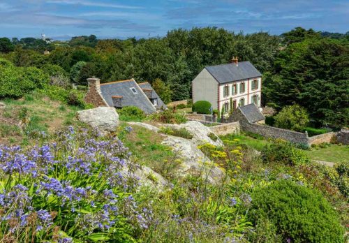 Gabriel Attal dévoile sa villa de rêve en Bretagne qui est un ancien hangar à huîtres réhabilité