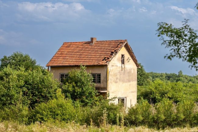 Julia Vignali et la maison en ruines qu’elle rénove avec Kad Merad