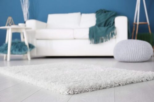 Le tapis en fausse fourrure