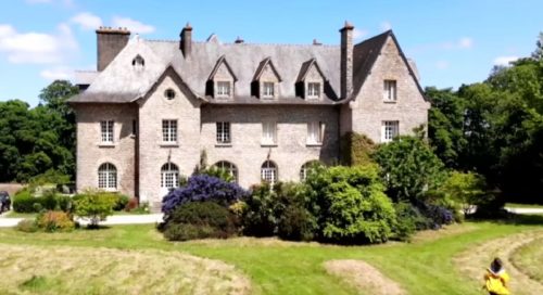 Lucie Lucas et le château breton qu'elle a acquis et où elle vit en communauté