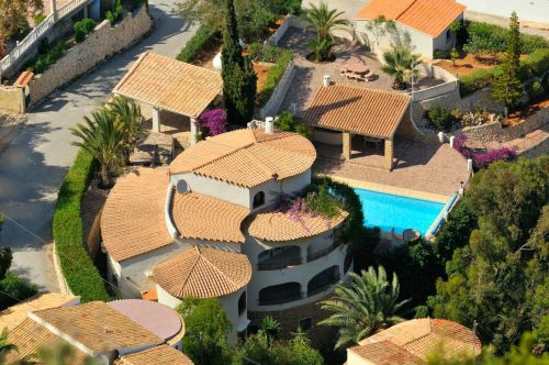 villa avec piscine en bord de mer