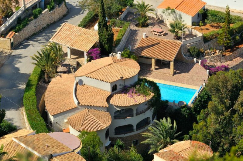 villa avec piscine en bord de mer