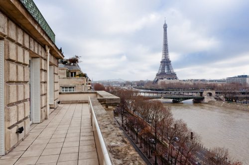 Alain Delon et son triplex face à la Tour Eiffel