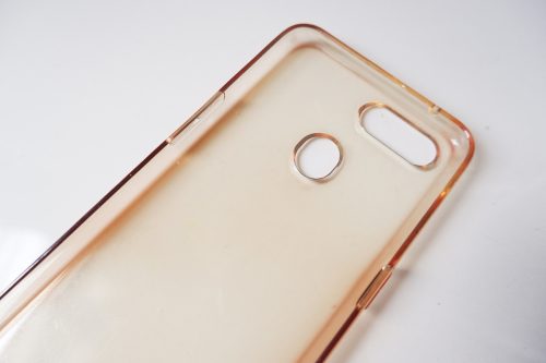 Coque de téléphone jaunie