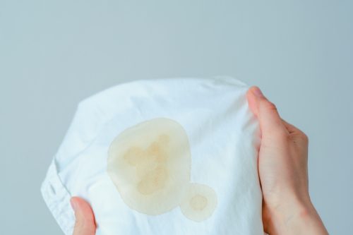enlever une tache de gras sur un vêtement