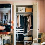Comment aménager un petit dressing dans une chambre : guide pratique